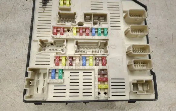 Renault Megane II Fuse module 284B68372R 519339501 9636188432