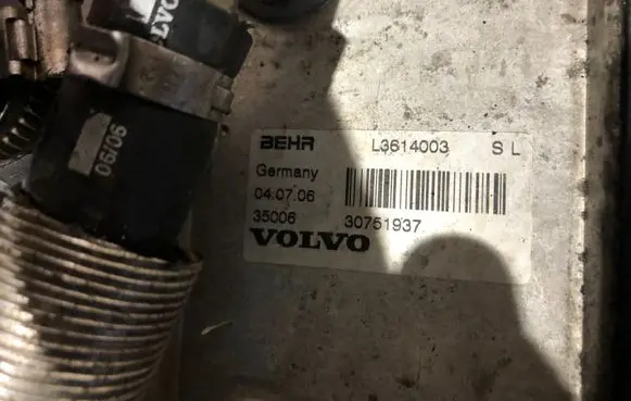 Volvo S80 Engine oil radiator 30751937