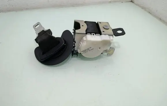 Middle seatbelt (rear)