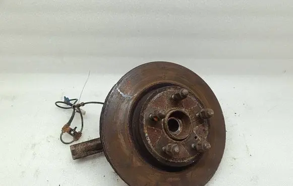 Suzuki Grand Vitara II Front wheel hub spindle knuckle