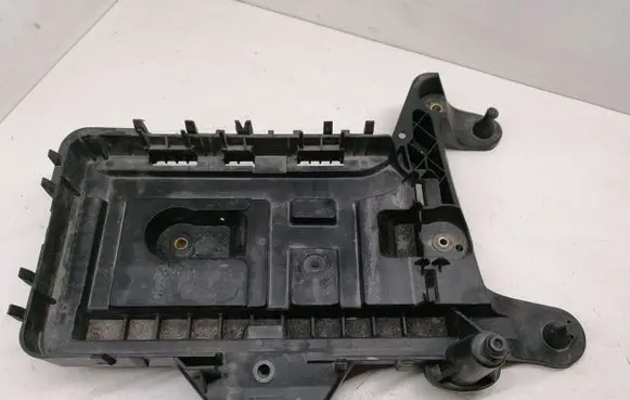Volkswagen PASSAT B7 Battery tray 1K0915333