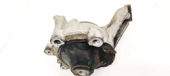 Honda CR-V Engine mount bracket