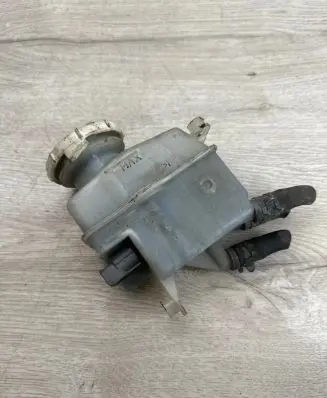 Mitsubishi Grandis Brake fluid reservoir 