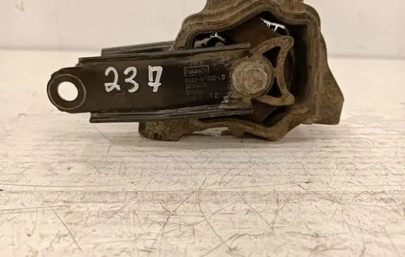 Volvo XC70 Engine mount bracket 30748173