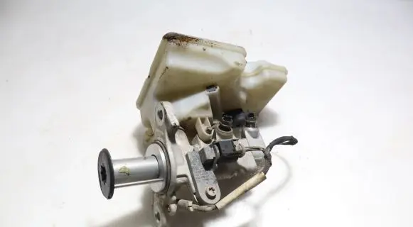 Volkswagen Golf VII Master brake cylinder
