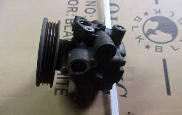 Honda FR-V Power steering pump mounting bracket 