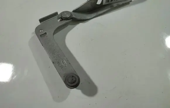 Engine bonnet/hood hinges