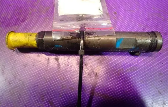 Opel Zafira A Fuel injector 90501560