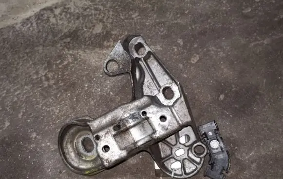 Engine mounting bracket