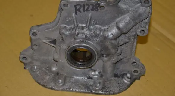 Volkswagen Golf IV Oil pump 036115105B