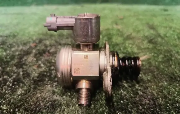 Opel Astra J Mechanical fuel pump 12658478