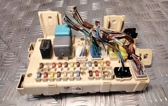 Toyota Avensis T250 Fuse module 82641CA010F 3410473372 0410071428300