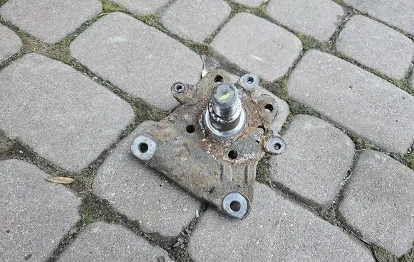 Opel Corsa E Front shock absorber mounting bracket 067L