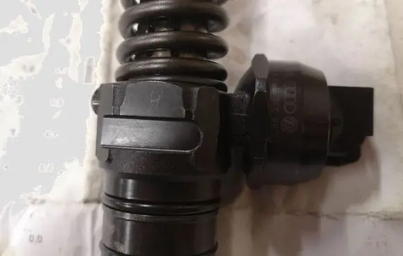 Volkswagen Touran I Fuel injector 038130073AG 0414720215
