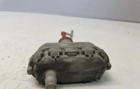 Audi A6 S6 C4 4A Central locking vacuum pump 