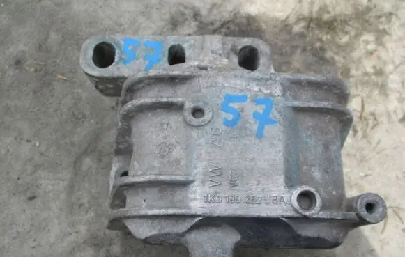 Volkswagen Golf VII Engine mounting bracket