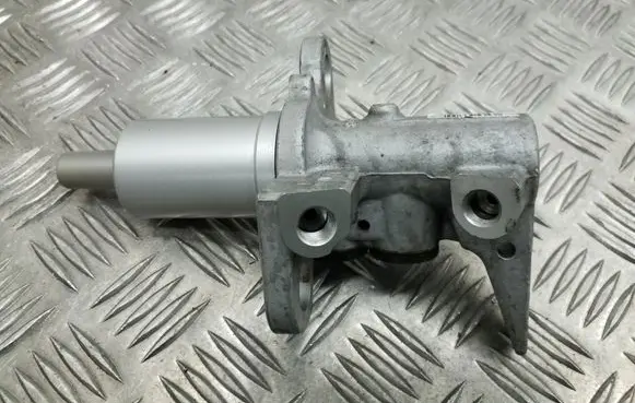 Master brake cylinder
