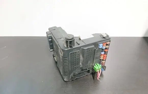 Volvo V70 Fuse module 30728542 12243779 04W505