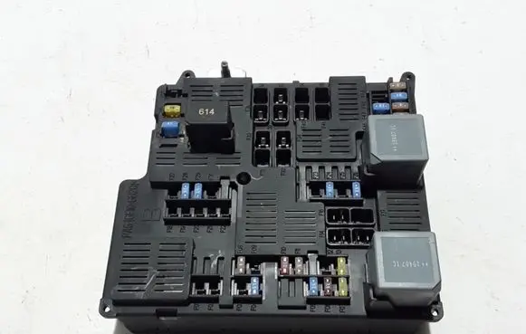 Volvo V60 Fuse module 32212298