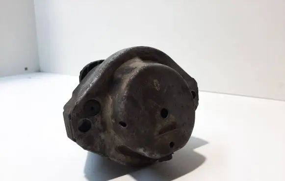 BMW 5 E60 E61 Engine mount bracket 6769874 15934612