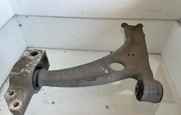 Volkswagen PASSAT B6 Front lower control arm/wishbone 3C0407153B