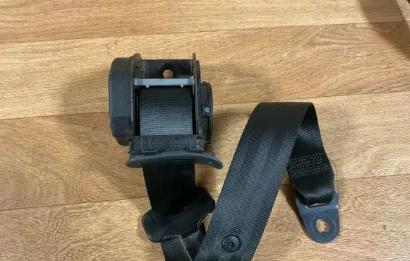Citroen C5 Rear seatbelt 049054