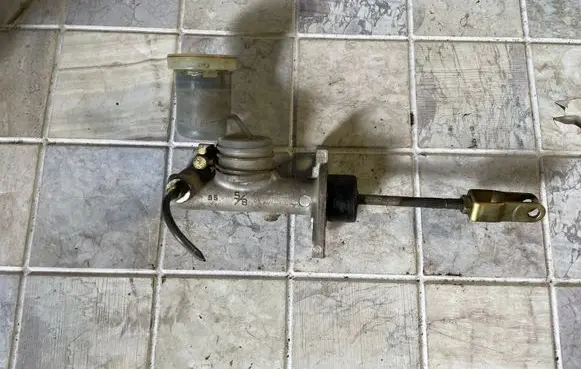 Nissan Serena Master brake cylinder