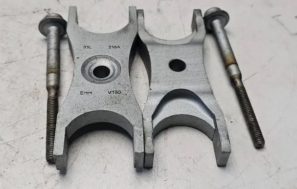 Volkswagen PASSAT B7 Fuel Injector clamp holder 03L216A