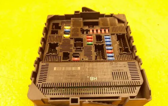 Nissan NP300 Fuse module 284B74JW1B 5993000150