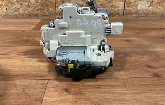 Audi A4 S4 B7 8E 8H Rear door lock 8E0839016AA