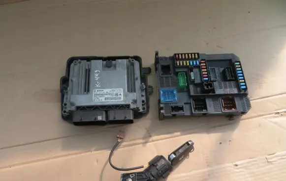 Peugeot 3008 II Engine ECU kit and lock set 