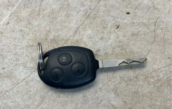 Ford Kuga I Ignition key/card 