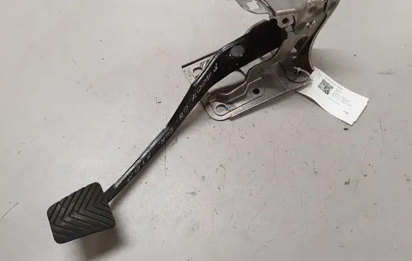 Peugeot 4007 Brake pedal