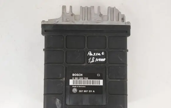 Volkswagen PASSAT B3 Engine control unit/module 0261200752 357907311A