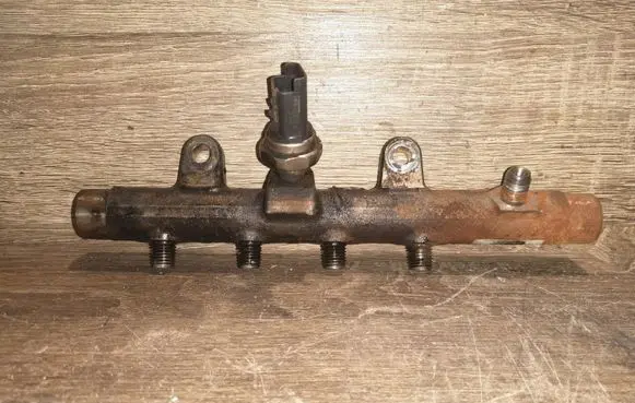 Nissan Qashqai Fuel distributor 5WS40154 A2C20001221