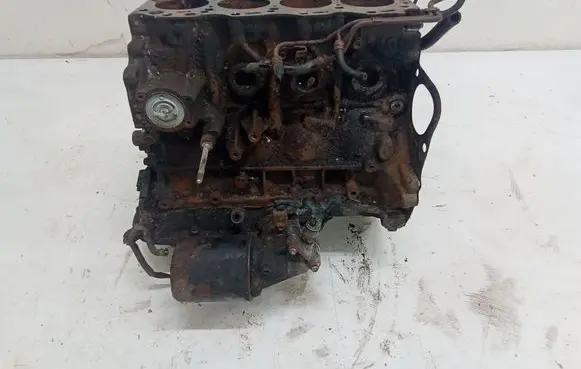 Toyota Avensis Verso Engine block 0441330