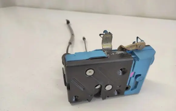 Volvo S60 Front door lock 30663040