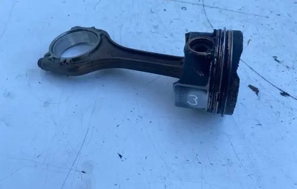 Volkswagen PASSAT B8 Piston with connecting rod