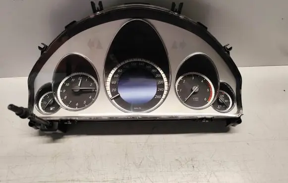 Speedometer (instrument cluster)