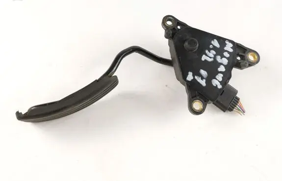 Accelerator throttle pedal