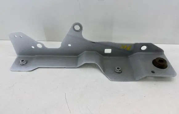 Volvo XC40 Fender mounting bracket 32277537