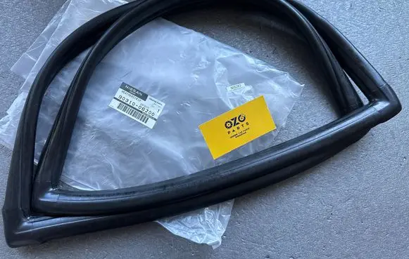 Nissan Patrol Y60 Rubber seal loading door window/glass 9031006J00