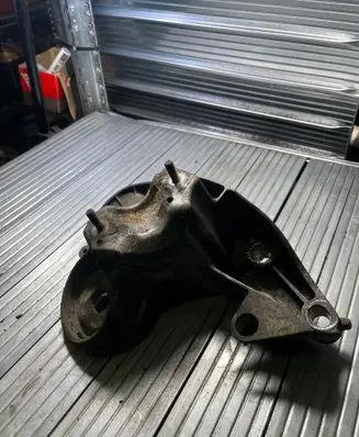 Audi A6 S6 C6 4F Engine mounting bracket 4F0199351H