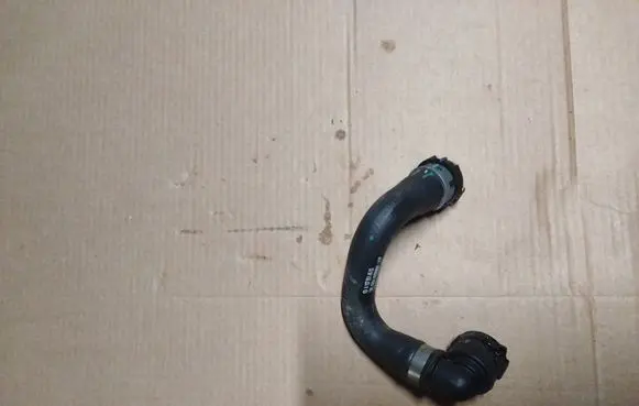 Engine coolant pipe/hose