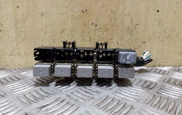 Subaru Outback Relay mounting block 