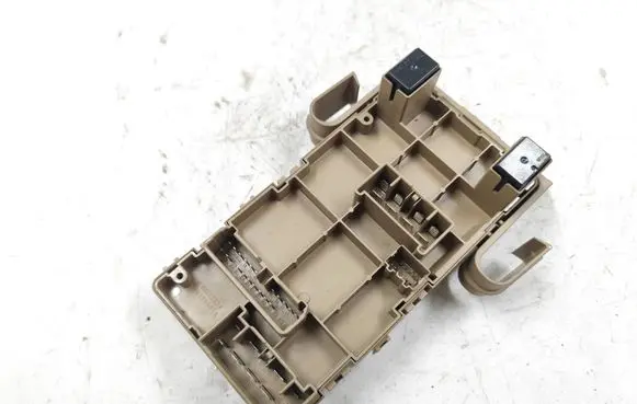 Subaru Legacy Fuse module JB200500N 907038 82201AJ000