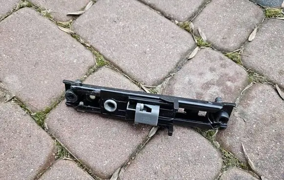 Opel Zafira C Seat belt adjustment rail 13598893