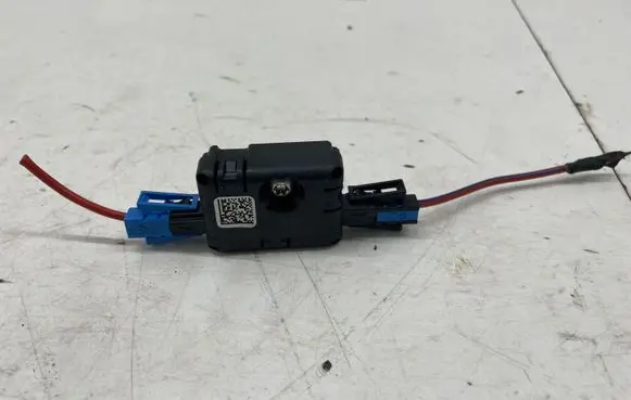 BMW X4M F98 Aerial antenna amplifier 6832256