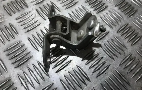 Toyota Avensis T220 Rear door lower hinge