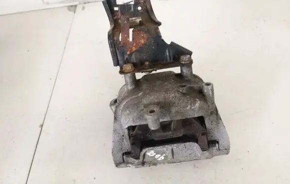 Skoda Octavia Mk2 (1Z) Engine mount bracket 1k0199262cn 1k0131552